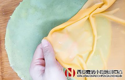 彩色涼皮培訓的制作過程_彩色涼皮料汁配方